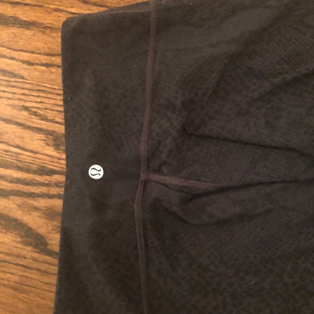 LuLu Lemon Snake print Navy leggings! - Picture 3 of 4